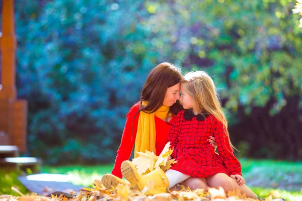 Adorable niña con madre en el parque de otoño al aire libre — Foto de Stock