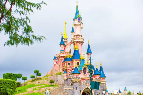 Wunderbare magische Burgprinzessin im disneyland — Stockfoto