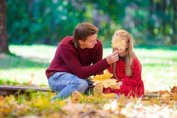 Entzückendes kleines Mädchen mit Vater im Herbstpark im Freien — Stockfoto