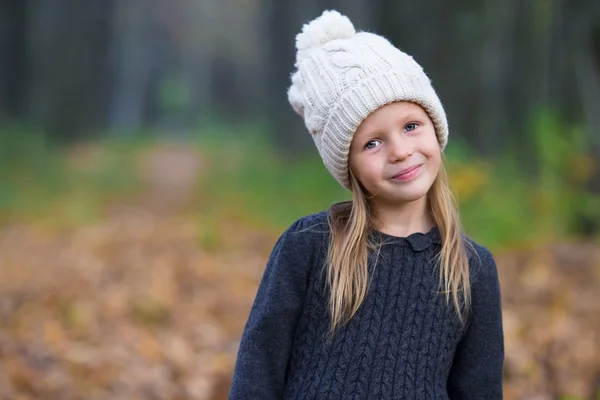 Πορτρέτο του αξιολάτρευτο κοριτσάκι σε εξωτερικούς χώρους στην όμορφη ημέρα του φθινοπώρου — Φωτογραφία Αρχείου