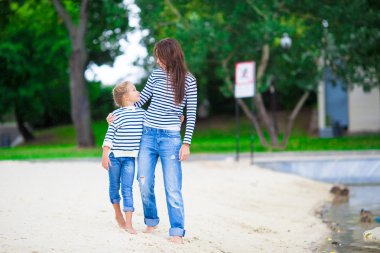 Mutlu anne ve Göl boyunca bir yürüyüş zevk sevimli küçük kız