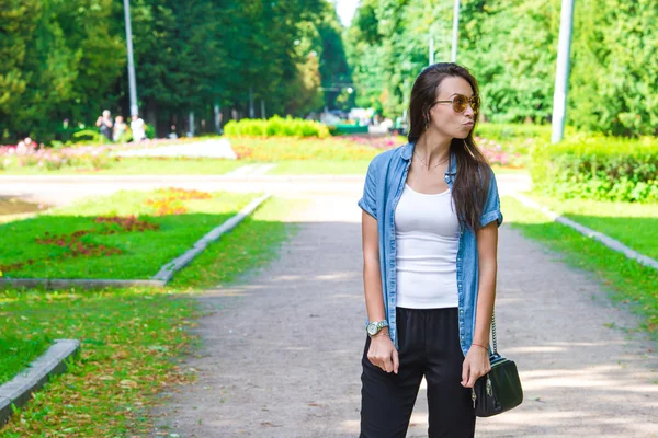 Mujer joven caminando en el día de verano al aire libre — Foto de Stock