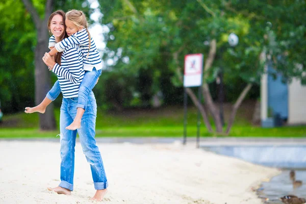 행복 한 엄마와 여름 휴가 즐기는 사랑 스러운 어린 소녀 — 스톡 사진