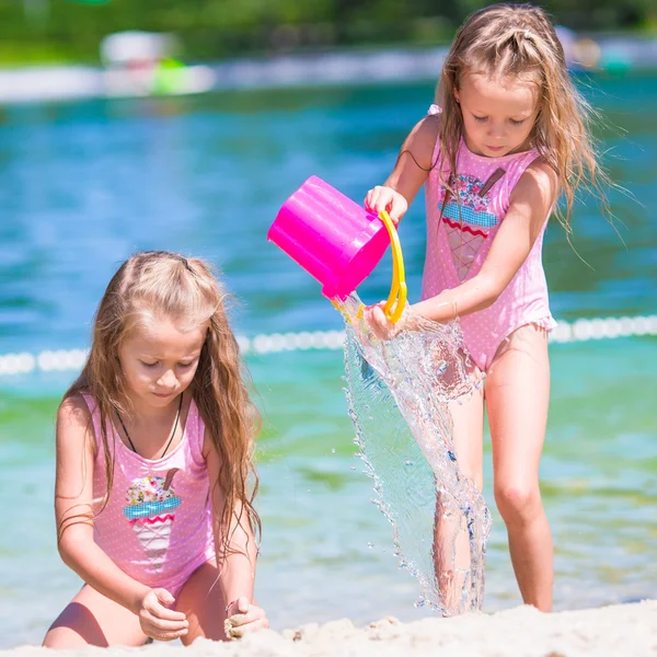 Adoráveis meninas se divertindo durante as férias na praia — Fotografia de Stock