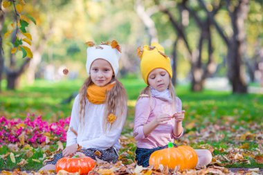 Sevimli küçük moda kız sonbahar güzel park