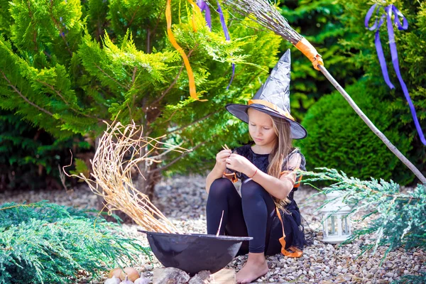 快乐的小女孩穿着巫师服饰在万圣节户外。不给甜头就有好看的. — 图库照片