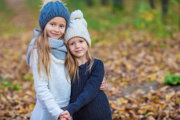 Små söta flickor utomhus på varm solig höstdag — Stockfoto