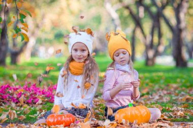 Kabak ile sonbahar güzel park çok güzel küçük kız
