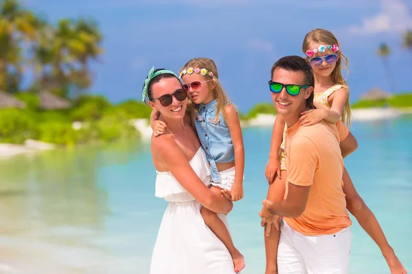 Boldog gyönyörű család egy trópusi tengerparti nyaralás — Stock Fotó