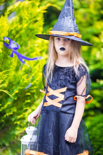 Rozkošná holčička nosit čarodějnice kostým na Halloween venku. Pořád to samý. — Stock fotografie