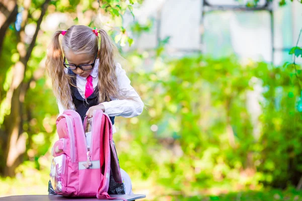 Urocze małe uczennica z plecaka wraca do szkoły odkryty — Zdjęcie stockowe