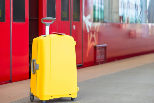 两本护照上黄色行李寄存在火车站 — 图库照片