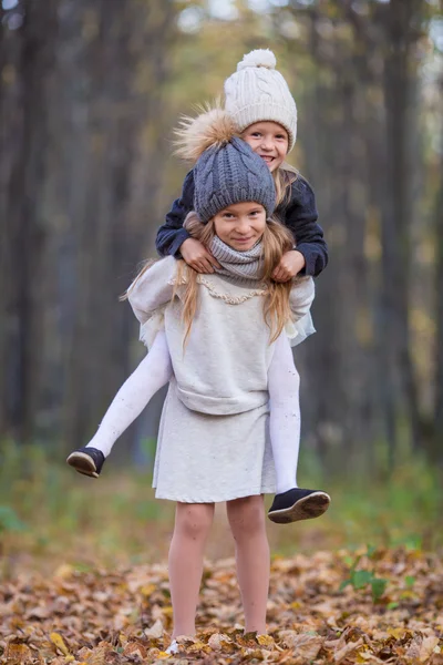 Små söta flickor på varm solig höstdag utomhus — Stockfoto