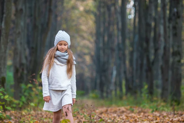 Adorable petite fille en plein air à la belle journée d'automne — Photo
