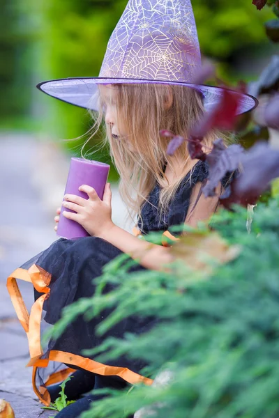 Adorable niña con disfraz de bruja en Halloween en el día de otoño. Truco o trato . —  Fotos de Stock