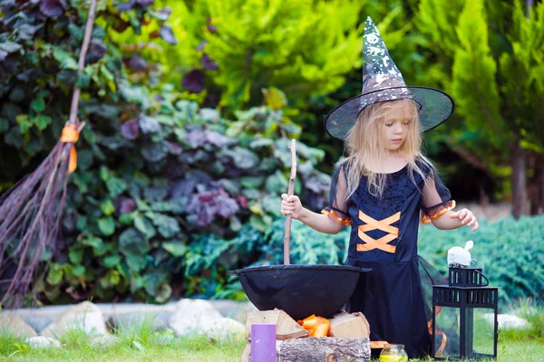 Rozkošná holčička nosit čarodějnice kostým na Halloween na podzimní den. Pořád to samý. — Stock fotografie