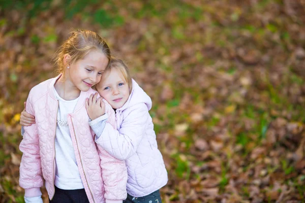 Kleine entzückende Mädchen an warmen Tagen im Herbst Park im Freien — Stockfoto