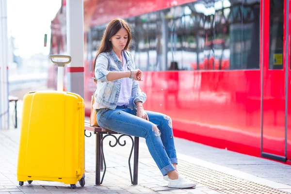 Jovem com bagagem na plataforma de trem à espera de aeroexpress — Fotografia de Stock