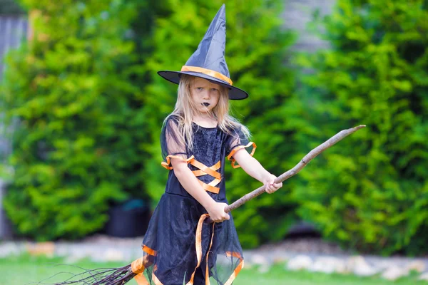 Urocze dziewczynki sobie czarownica kostium na Halloween w jesienny dzień. Cukierek albo psikus. — Zdjęcie stockowe