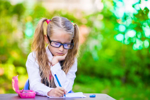 屋外に鉛筆で小さな幸せな女の子。学校に戻る. — ストック写真