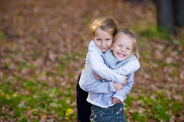 Kleine entzückende Mädchen an warmen Tagen im Herbst Park im Freien — Stockfoto