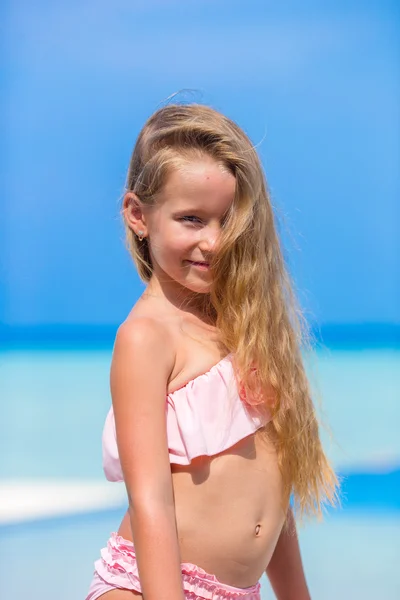 Portrait of beautiful little girl outdoor on beach vacation — Stock Photo, Image