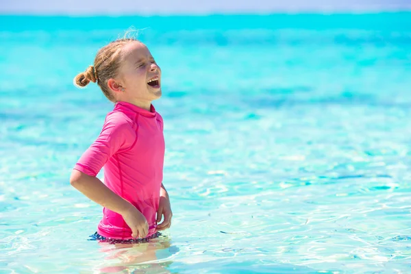 Kleines Mädchen hat Spaß am tropischen Strand mit türkisfarbenem Meerwasser — Stockfoto