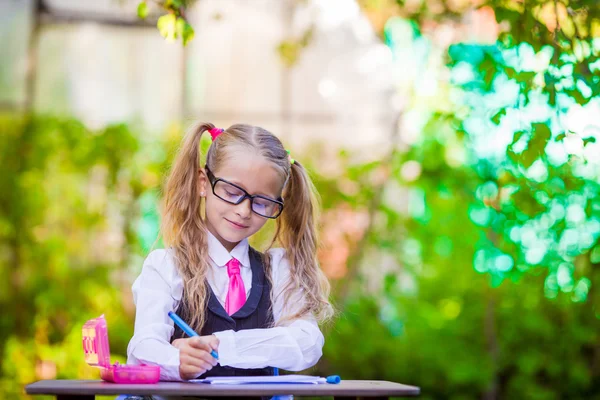 Adorable petite écolière en plein air. Retour à l'école . — Photo