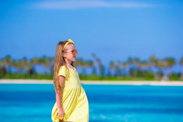 Adorable niña en la playa durante las vacaciones de verano —  Fotos de Stock