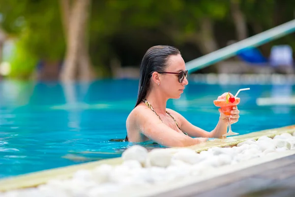 Mulher bonita relaxante na piscina — Fotografia de Stock