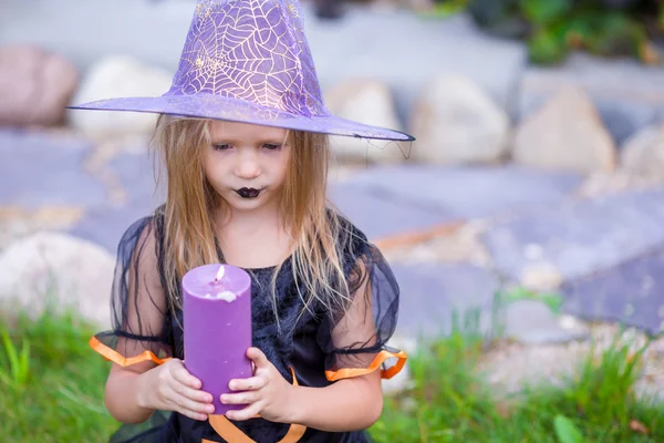 Aranyos kis lány visel boszorkány jelmez a Halloween, őszi napon. csokit vagy csalunk. — Stock Fotó