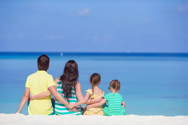 Счастливая семья веселится на белом пляже — стоковое фото