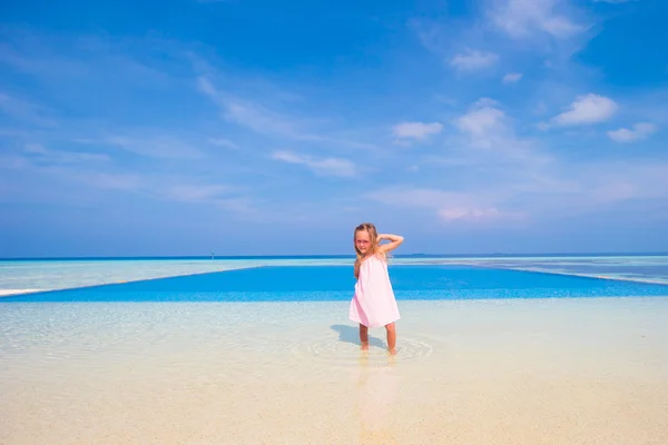 Adorabile bambina in spiaggia durante le vacanze estive — Foto Stock