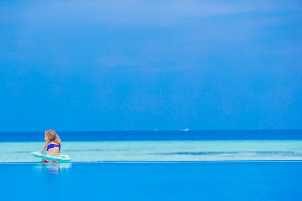 Niña adorable en la piscina al aire libre en las vacaciones de verano —  Fotos de Stock