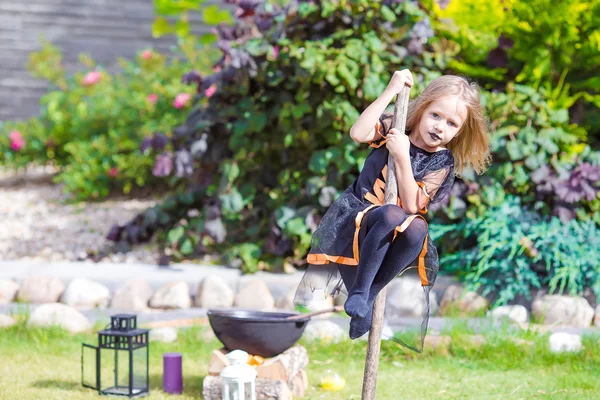 Bedårande amasing liten flicka klädd häxa klädedräkt på Halloween. Bus eller godis. — Stockfoto