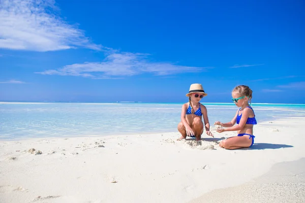 Adorable little girls playing with beach toys during tropical vacation — Stock Photo, Image