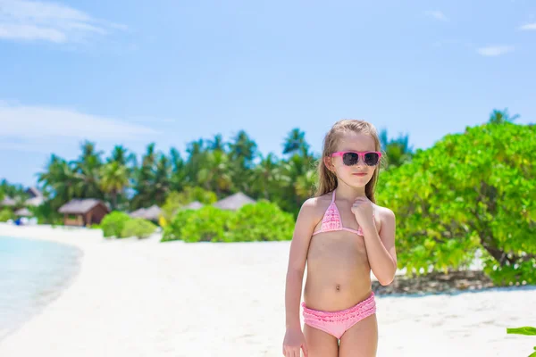 Liebenswertes kleines Mädchen am Strand während der Sommerferien — Stockfoto