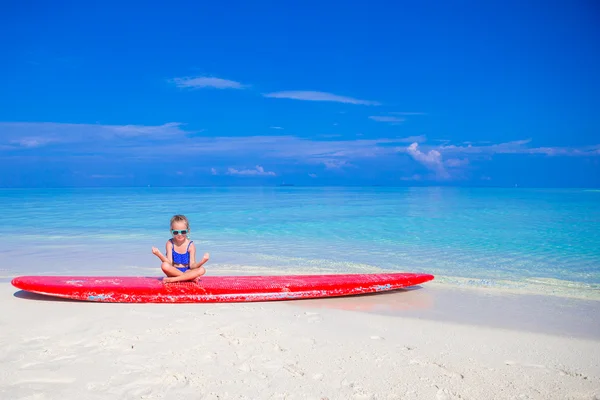 Menina se divertir na prancha de surf na praia tropical — Fotografia de Stock