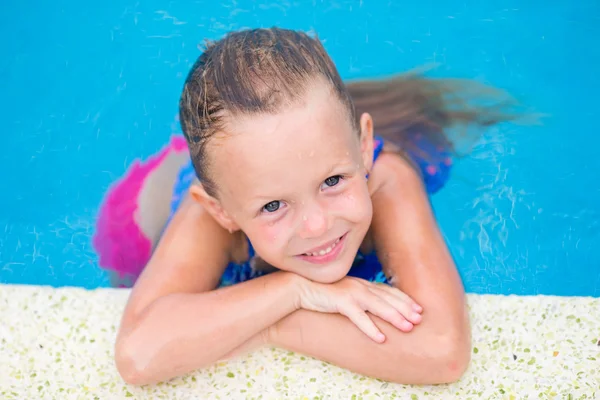特写镜头在室外的游泳池里玩的小女孩 — 图库照片