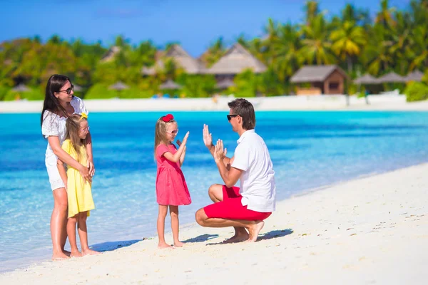 Famiglia felice che gioca insieme sulla spiaggia bianca — Foto Stock