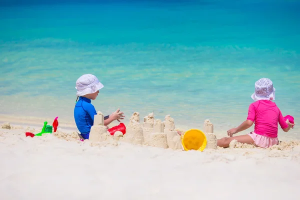 Adorables niñas jugando con juguetes de playa durante las vacaciones tropicales — Foto de Stock