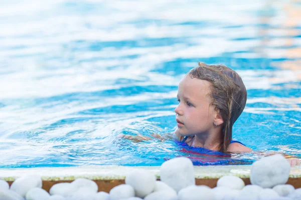 Pequena menina adorável feliz na piscina exterior — Fotografia de Stock