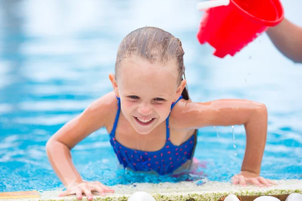 Pequena menina adorável feliz na piscina exterior — Fotografia de Stock