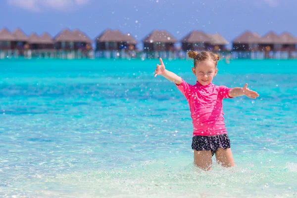 Fetiță care se distrează pe plaja tropicală cu apă turcoaz ocean — Fotografie, imagine de stoc