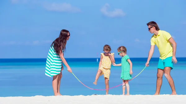 Feliz hermosa familia en unas vacaciones en la playa tropical — Foto de Stock