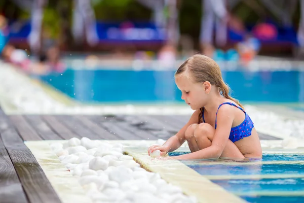 Klein gelukkig schattig meisje in openlucht zwembad — Stockfoto
