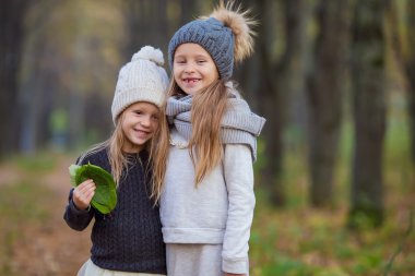 Sıcak sonbahar günü açık havada küçük çok güzel kızlara