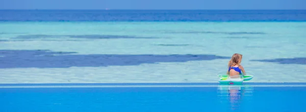 Piccola adorabile ragazza in piscina all'aperto in vacanza estiva — Foto Stock