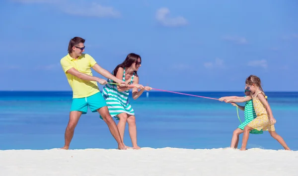 Glad vacker familj på en tropisk strandsemester — Stockfoto