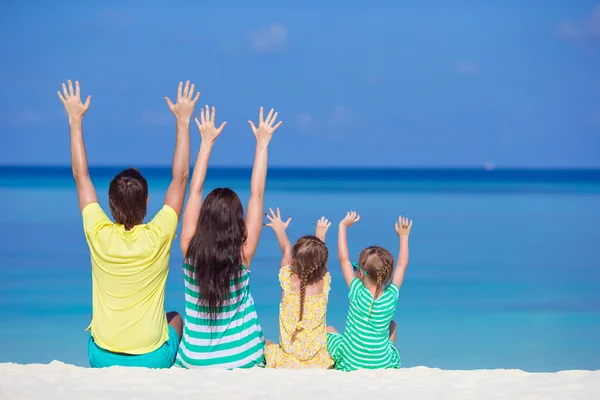 Tropik bir sahil tatilinde mutlu ve güzel bir aile. — Stok fotoğraf